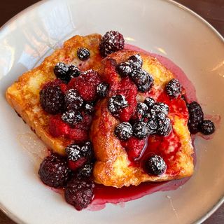 Toast franțuzesc cu fructe de pădure