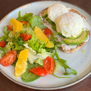 Toast cu avocado și ouă poșate