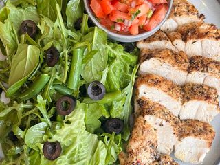 Piept de pui cu  roșii și măsline