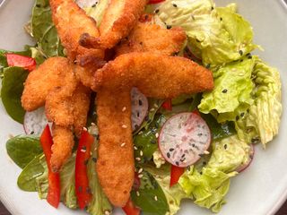 Salată cu pui crocant