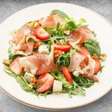 Salată cu prosciutto