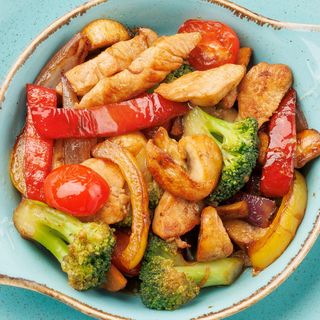 Salată caldă cu fileu de pui