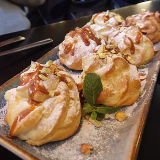 Profiterol cu caramel si fistic