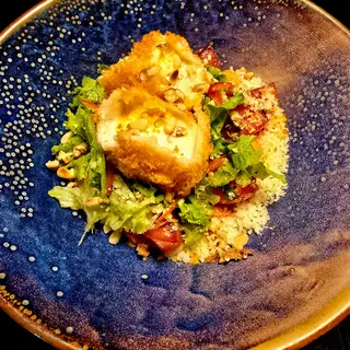 Salata cu houlumi la gratar si sos Romesco