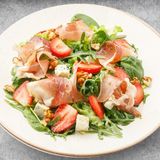 Salată cu prosciutto