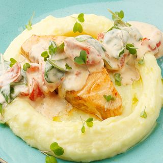 Филе лосося в печи в белым соусе с шпинатом и черри/ File de somon la cuptor în sos alb cu spanac și rpșii cherry