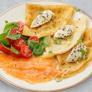 Блины с лососем и крем-сыром/ Blinii cu somon și cream cheese