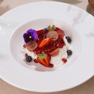 Рикотта с джемом c сезонными фруктами/Ricotta,dulceață,fructe de sezon