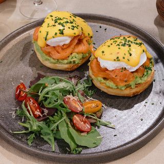 Яйца рояль с лососем и авокадо / Ouă Royale cu somon și avocado