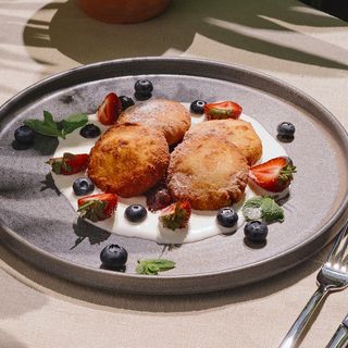 Сладкие сырники со сметаной, сезонными фруктами/Papanași dulci