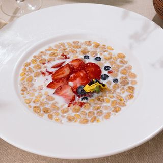 Гранола с йогуртом и сезонными фруктами / Granola cu iaurt și fructe