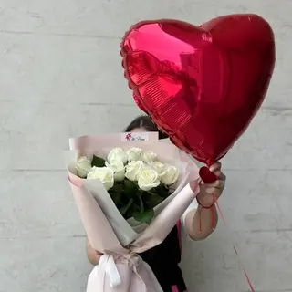 Buchet cu 11 Trandafiri albi si Balon Inima cu Heliu