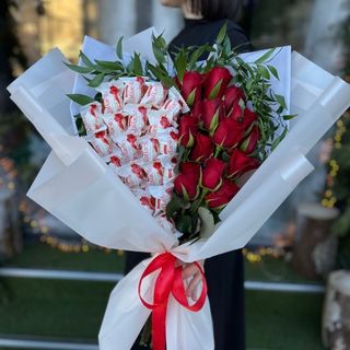 Buchet-Inimioara din Trandafiri si Raffaello