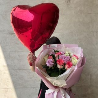 Buchet din 15 Trandafiri Multicolori si Inima cu Heliu