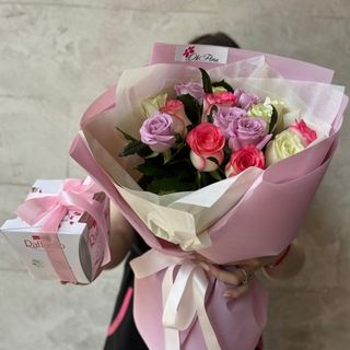 Buchet din 15 Trandafiri Multicolori si Raffaello