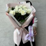 Buchet din 11 Trandafiri Albi si Macarons