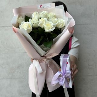 Buchet din 11 Trandafiri Albi si Macarons