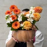 Aranjament Floral de Toamnă în Dovleac