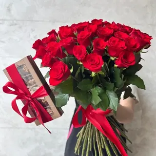 Buchet din 51 Trandafiri Rosii si Prune in Ciocolata