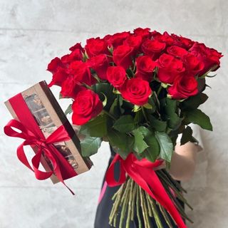 Buchet din 51 Trandafiri Rosii si Prune in Ciocolata