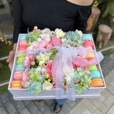 Compozitie din Flori Pastelate si Macarons