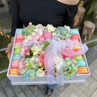 Compozitie din Flori Pastelate si Macarons