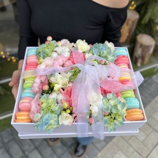 Compozitie din Flori Pastelate si Macarons