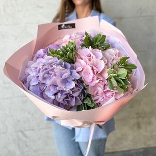 Buchet din Hortensii Roz si Mov