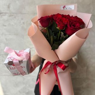 Buchet din 11 Trandafiri Rosii si Raffello