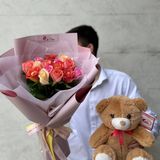 Buchet din 15 Trandafiri Multicolori si Jucarie de Plus