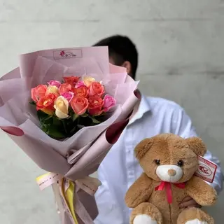 Buchet din 15 Trandafiri Multicolori si Jucarie de Plus