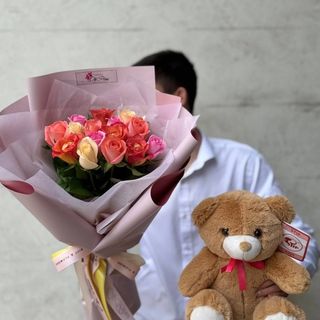 Buchet din 15 Trandafiri Multicolori si Jucarie de Plus