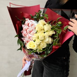 Buchet Inimioara din Trandafiri Albi si Raffaello