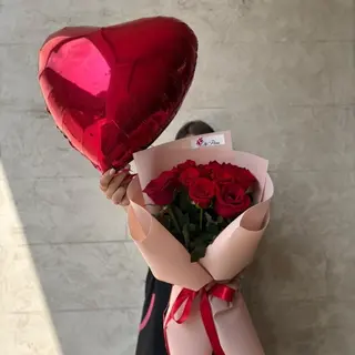 Buchet din 11 Trandafiri Rosii si Balon Inima cu Heliu