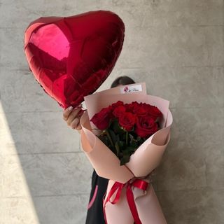 Buchet din 11 Trandafiri Rosii si Balon Inima cu Heliu