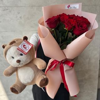 Buchet din 11 Trandafiri Rosii si Jucarie de Plus