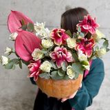 Aranjament Floral în Dovleac – Trandafiri, Anthurium și Lalele