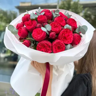 Buchet cu Trandafiri Red Piano și Eucalipt