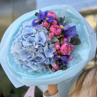 Buchet cu Hortensie Albastră, Trandafiri Spray și Iris