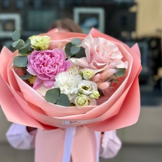 Buchet cu Bujor, Lisianthus și Garoafe