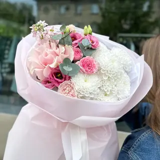 Buchet Flori Trandafiri Roz Crizanteme Albe și Eustoma