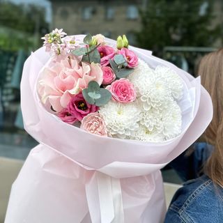 Buchet Flori Trandafiri Roz Crizanteme Albe și Eustoma