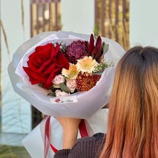 Buchet trandafiri francezi nutan și crizantemă bordo
