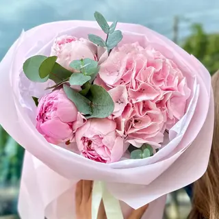 Buchet cu Hortensie Roz și Bujori