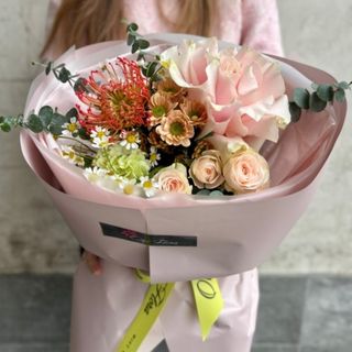 Buchet în Nuanțe Pastelate de Roz și Crem