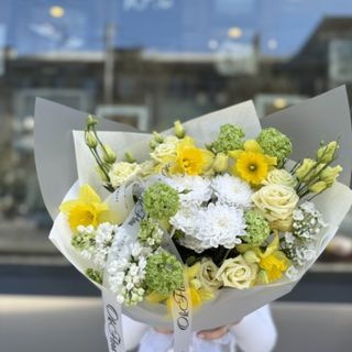 Buchet Primăvară Liliac Alb Narcise și Lisianthus