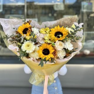 Buchet cu Floarea-soarelui, Trandafiri și Crizanteme