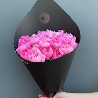 Buchet din Bujori Roz în Hârtie Neagră