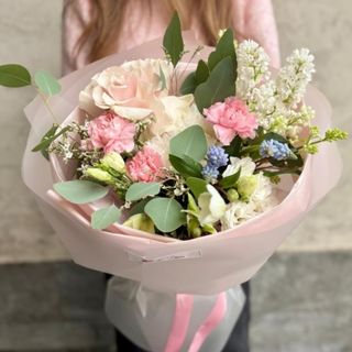 Buchet Pastel de Primăvară cu Accent Albastru