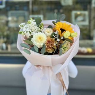 Buchet cu Floarea-soarelui Liliac Gerbera și Trandafiri